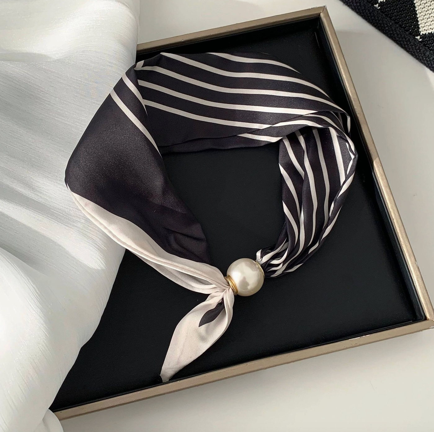 Pearl Magnetic Clasp Scarf