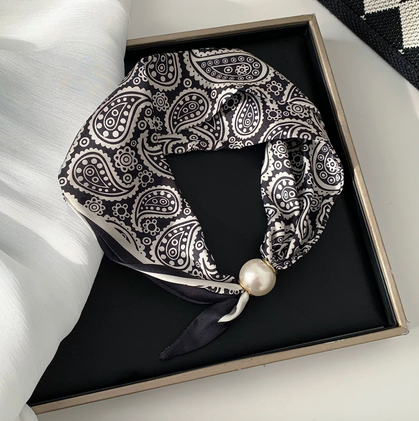 Pearl Magnetic Clasp Scarf
