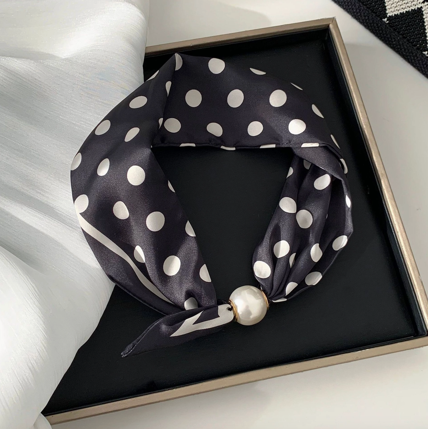 Pearl Magnetic Clasp Scarf