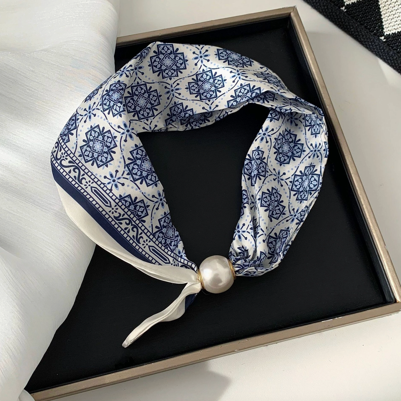 Pearl Magnetic Clasp Scarf