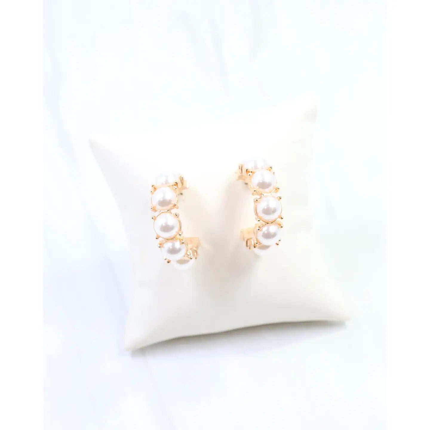 Cleo Pearl Medium Hoop Earring